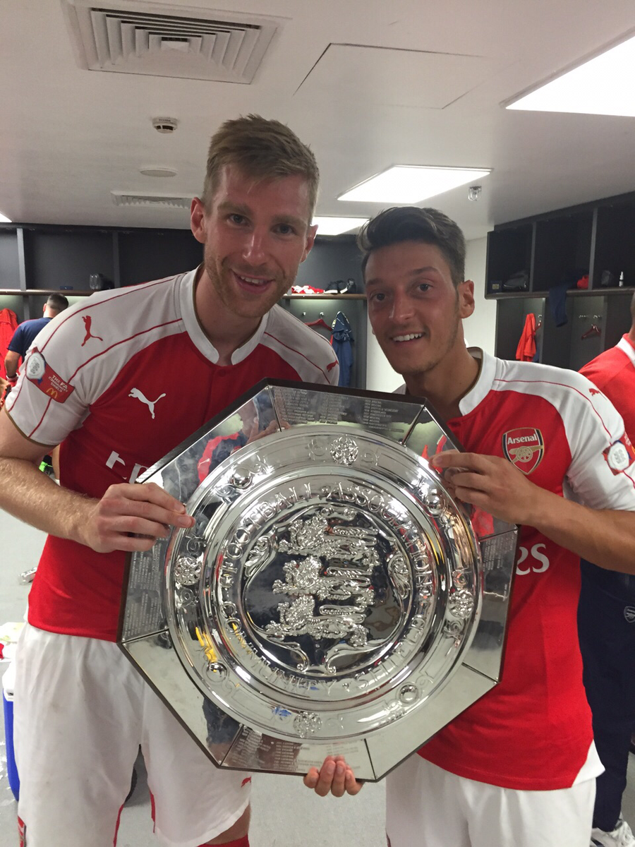 M10's tweet photo. Yaaa Gunners Yaaaaaa ..... second time community shield maaan 😂👌💪 #YaGunnersYa #AFC #London #Wembley 🏆 http://t.co/iqRzWuU2eL