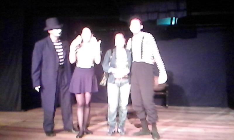 Los actores compartiendo con los niñas y niños.