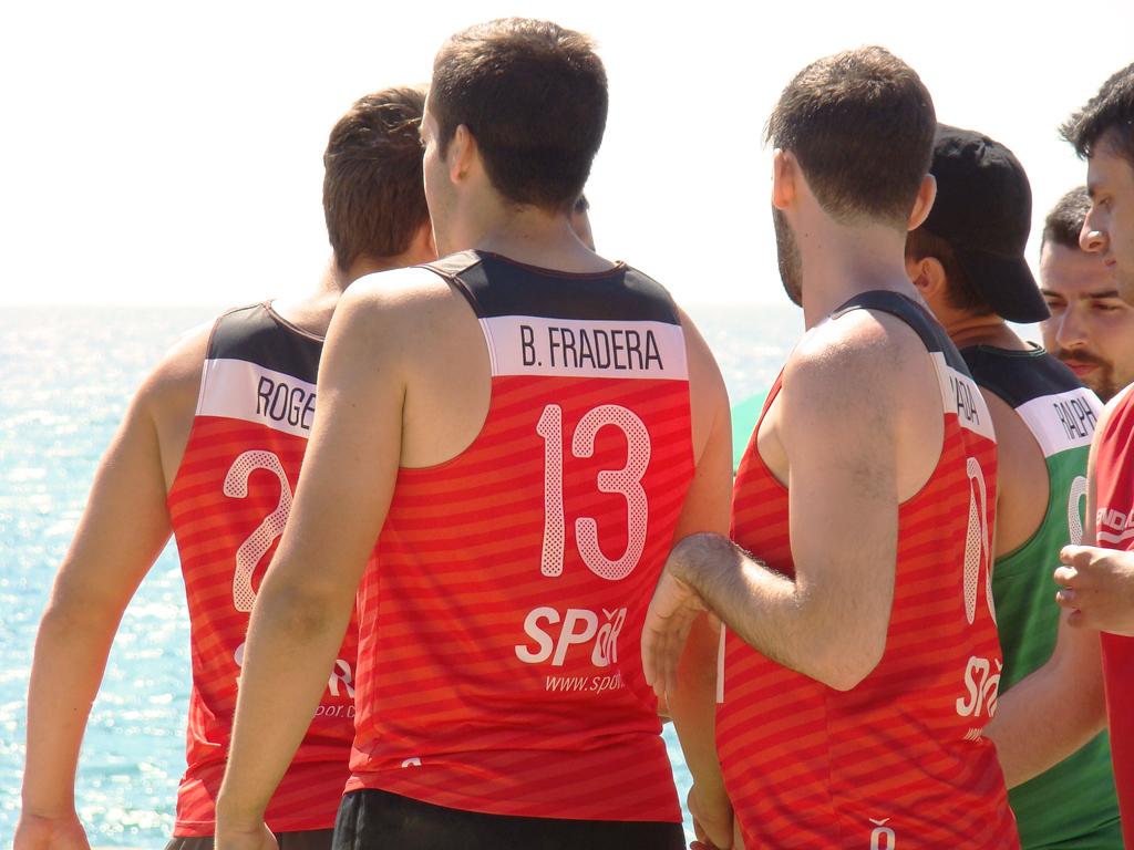 spor_social's tweet photo. Avui Fair Play entre els nostres amics @TajarFHP i #KremlinCrew al @MaresmeWeek #handbolplatja http://t.co/kkYX5GGmV3