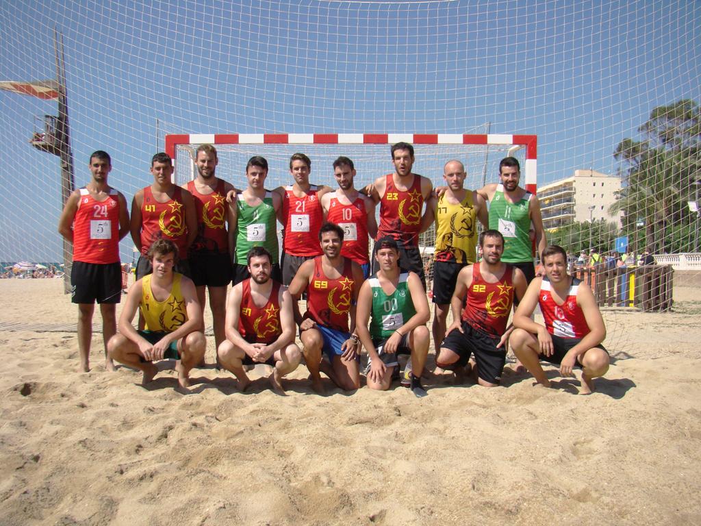 spor_social's tweet photo. Avui Fair Play entre els nostres amics @TajarFHP i #KremlinCrew al @MaresmeWeek #handbolplatja http://t.co/kkYX5GGmV3