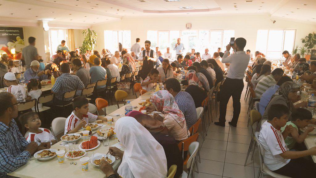 TahsinBABAS's tweet photo. İlim  Yayma Cemiyeti 7.Yaz Etkinlikleri Final Programına Katılarak,Öğrenci  Kardeşlerimize Hediyelerini Takdim Ettik. http://t.co/j2IvVxHnEE