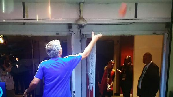 Mourinho berkata ia tidak ingin menyimpan trofi juara kedua, oleh karena itu ia melemparnya ke suporter Arsenal.