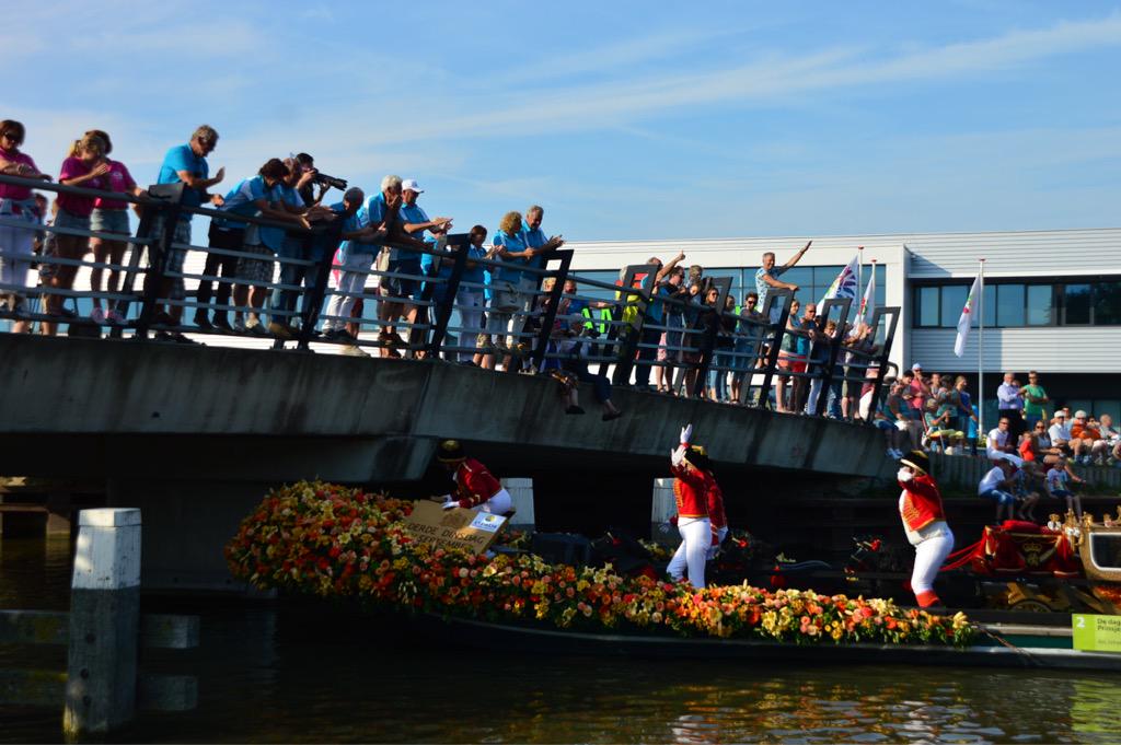 Westlandreport's tweet photo. Honselersdijk - #varendcorso de binnenkomst op het veiling terrein http://t.co/1hHlLf6JPF