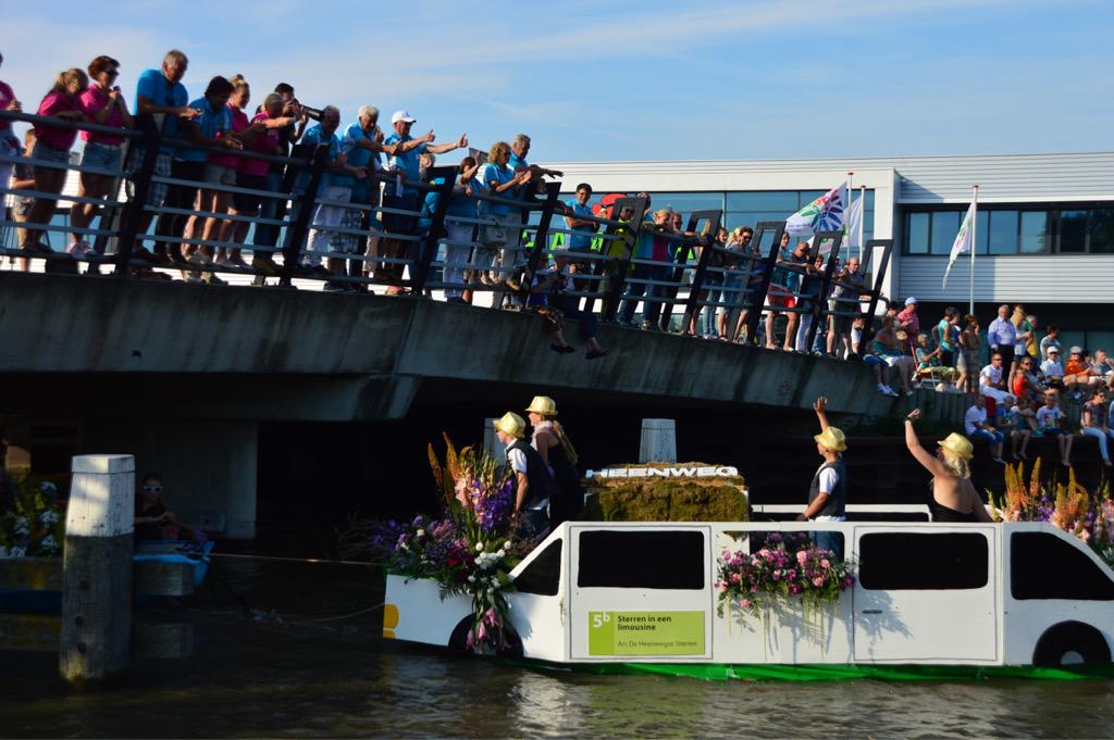 Westlandreport's tweet photo. Honselersdijk - #varendcorso de binnenkomst op het veiling terrein http://t.co/1hHlLf6JPF