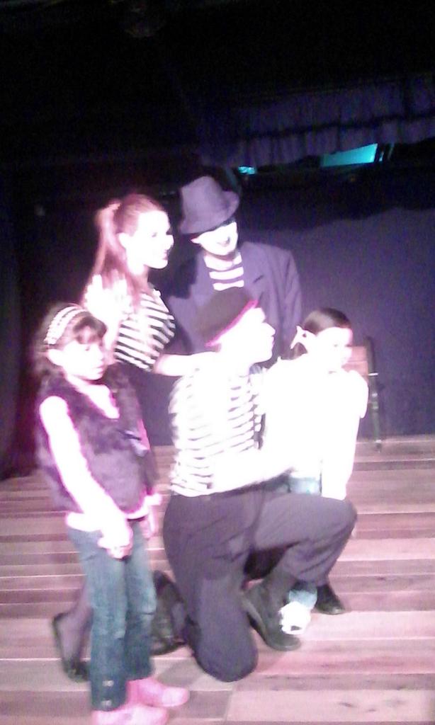 Los mimos compartiendo con las niñas y niños.