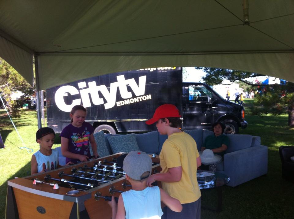 BullocksChShop's tweet image. Loving the shade a d #foosball at @Dinner_TV living room @EdmHeritageFest