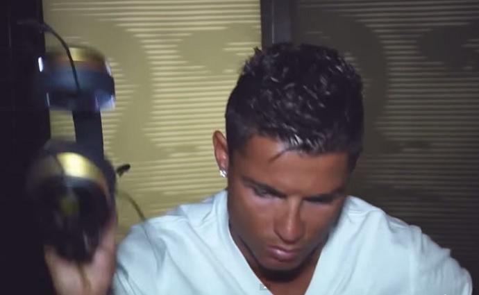 geglobo's tweet image. Cristiano Ronaldo se irrita com pergunta sobre Fifa, levanta e sai de entrevista glo.bo/1STPiUk