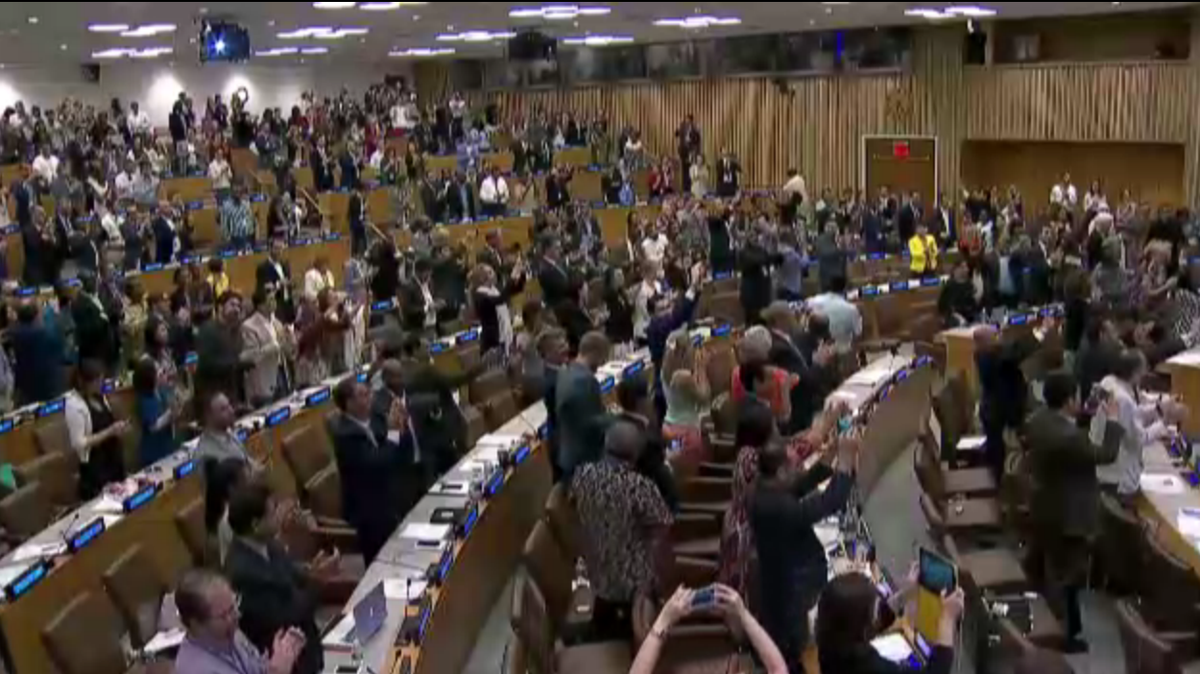 KingdomNL_UN's tweet photo. It's a wrap! Friends, Member States, co-facilitators, congratulations with an historic #post2015 deal! #InterGov2015 http://t.co/66toXjmphB