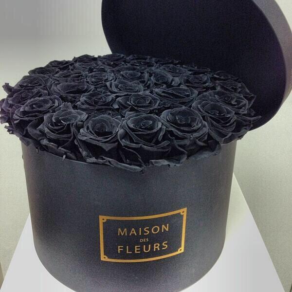 lKeepItReaI's tweet photo. These roses match the color of my soul http://t.co/BLr26LfFvK