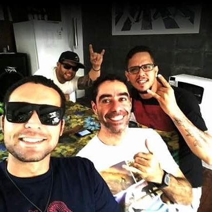 Incertoficial's tweet photo. Aquele descanso, depois de mais uma música pronta!! (Aos olhos de diamante) #incertohc … https://t.co/PvJnjY4ni9 http://t.co/gS3xuF3G7E