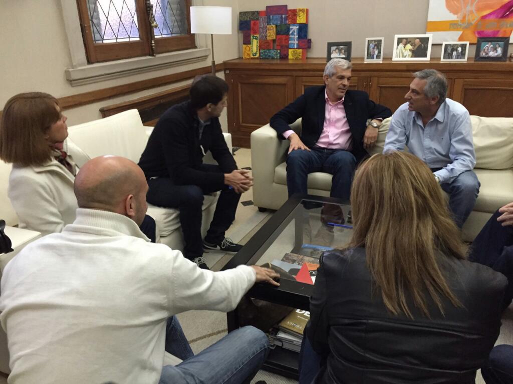 DominguezJul's tweet photo. Reunidos en la municipalidad de #Olavarria junto al intendente @josemeseverri y @BuccaBali http://t.co/Pxg2kRuwyT
