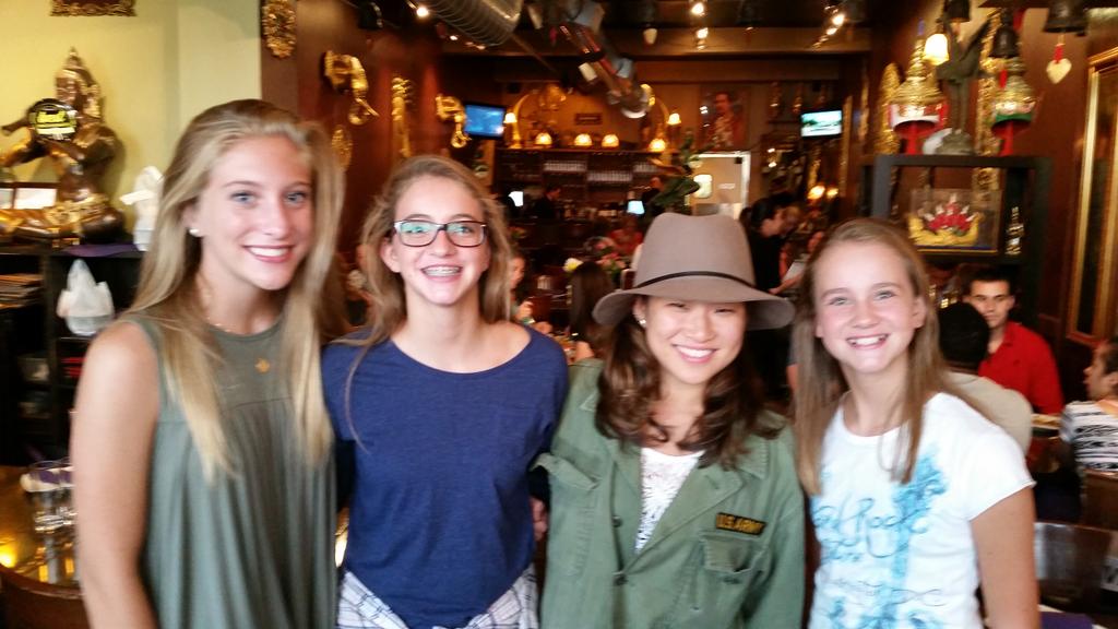 AmandaFerguson5's tweet image. So, apparently this is someone famous. @lucy_fergie @dayvarner #cluelessmom #agleefulencounter #jennaushkowitz