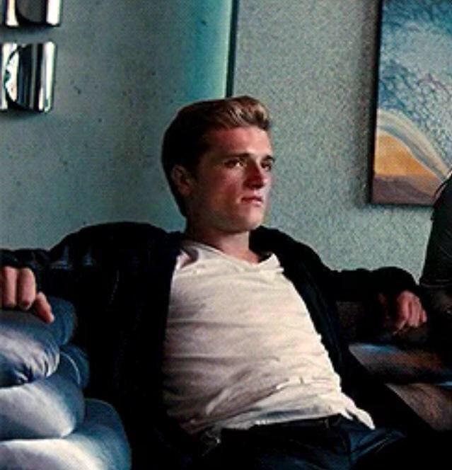 mockingjeay's tweet photo. when someone says they're obsessed with a fandom but they never read the books http://t.co/yYrcSZ054E