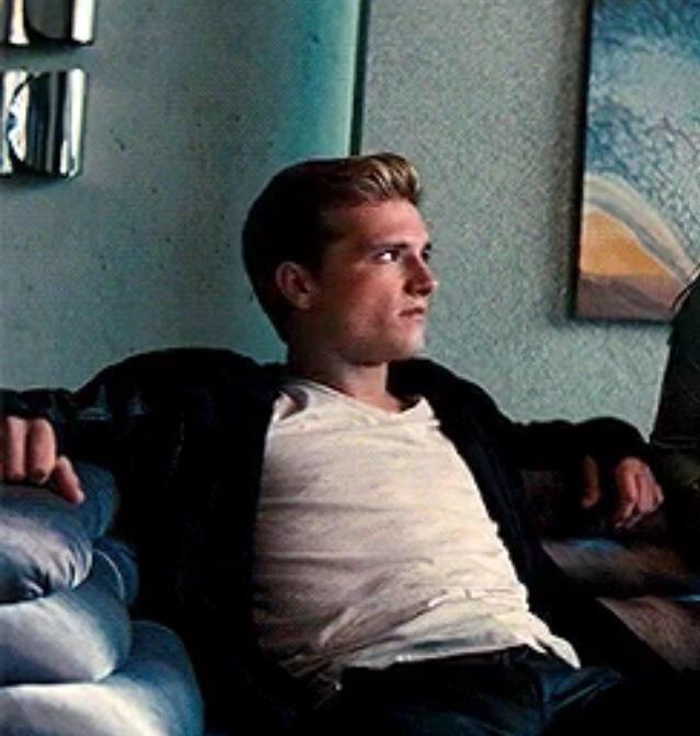 mockingjeay's tweet photo. when someone says they're obsessed with a fandom but they never read the books http://t.co/yYrcSZ054E