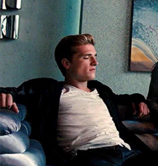 mockingjeay's tweet photo. when someone says they're obsessed with a fandom but they never read the books http://t.co/yYrcSZ054E