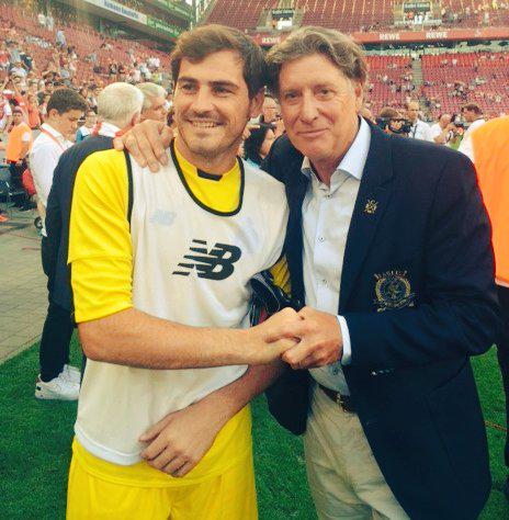 IkerCasillas's tweet photo. Terminamos por tierras alemanas y regresamos a Porto! Hoy he conocido a un mito de la porteria: Schumacher! Un placer http://t.co/twC5XVIQgz