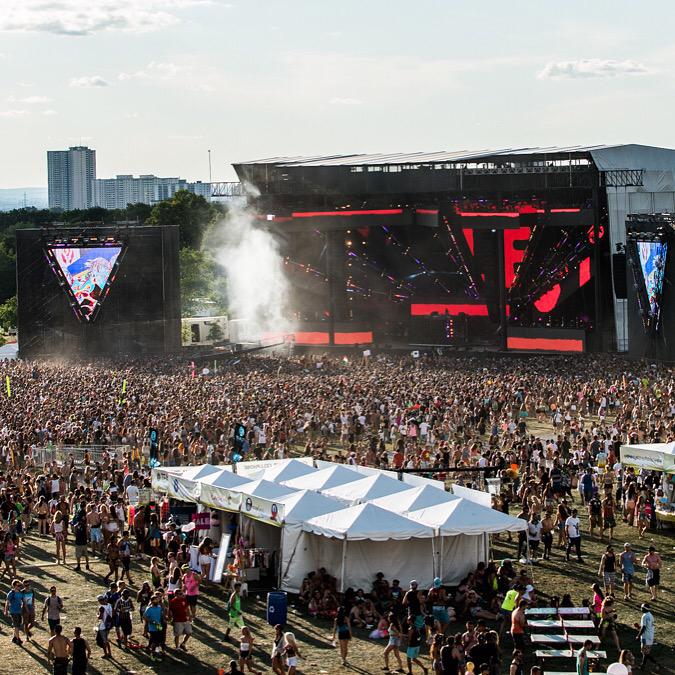 VELDFest's tweet photo. Day 2 of #VELD2015 is in FULL EFFECT! 💥💥💥 http://t.co/WADZ2okrtt