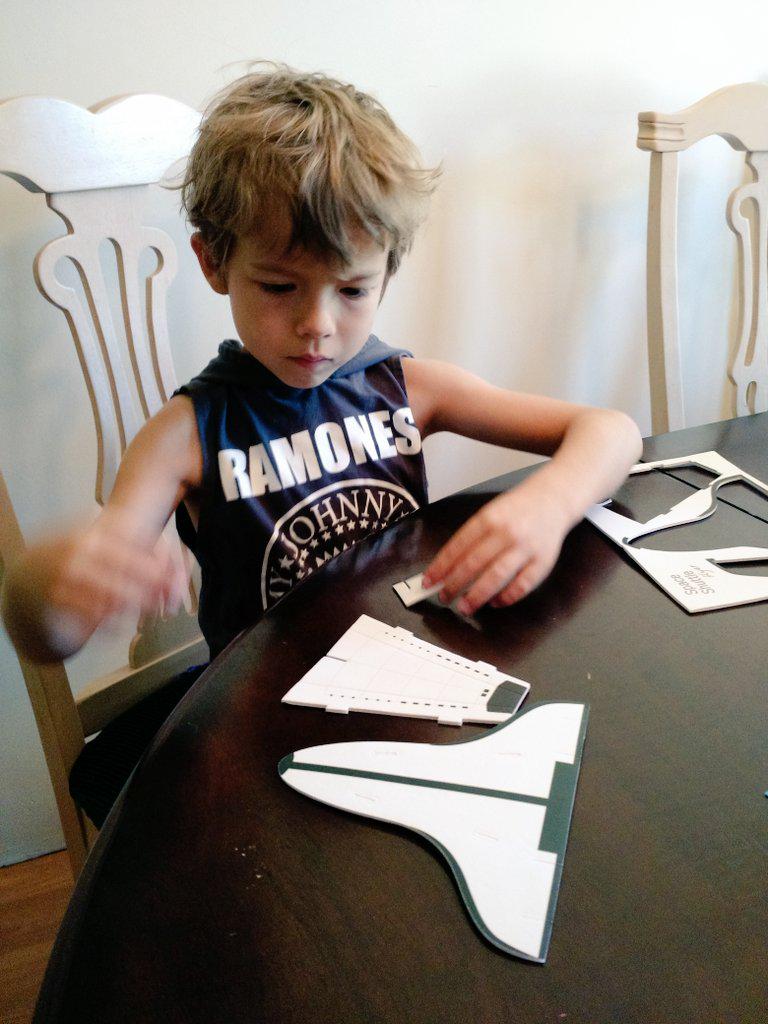 thingswithdaddy's tweet image. Making @TinkerCrate Rubber Band Gliders with @EliasRambles &amp;amp; @Nevaehsays today! #dadlife #glider #thingswithdaddy