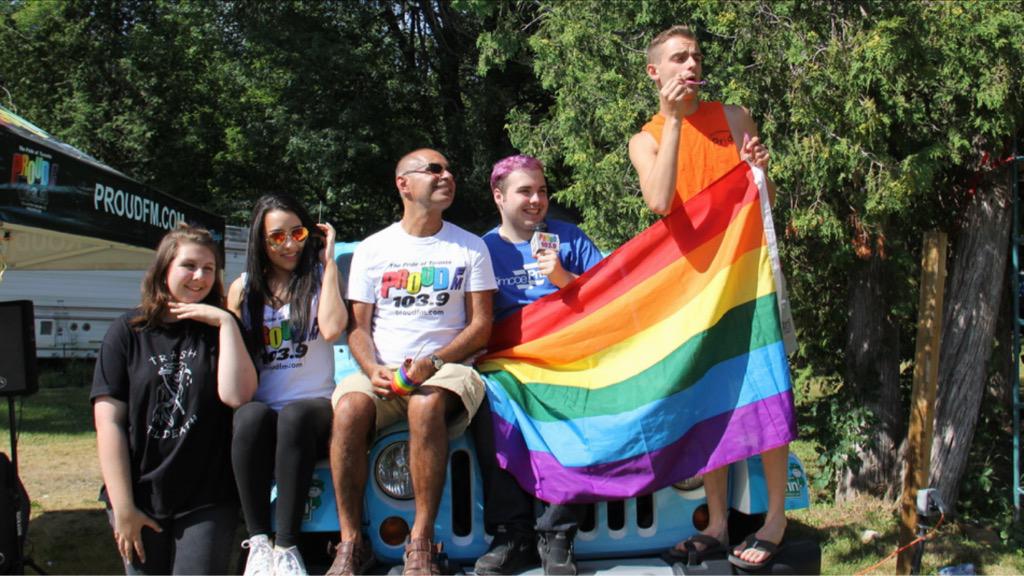 .<a href="/SimcoePride/">Fierté Simcoe Pride</a> in The Park Pics.

Tonite Dusk till Dawn movies <a href="/Sunset_Drivein/">SunsetDriveIn Barrie</a>.

&amp; more...

simcoepride.com/news/simcoe-pr…
