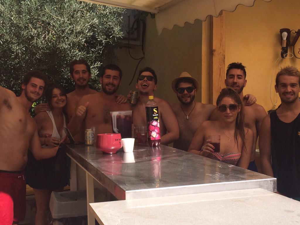 CeliaRubiio's tweet photo. Cumpleeeeee 🎉🎉🎉🍻🍷 http://t.co/LWwYJnAH50