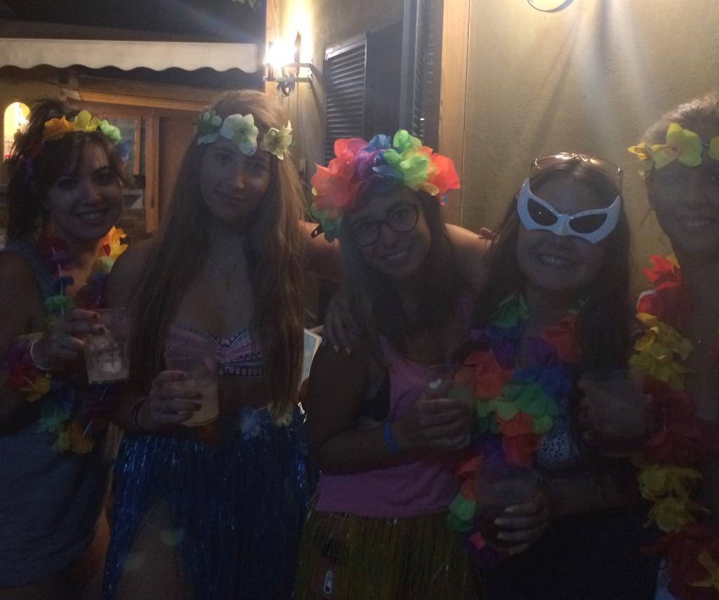 CeliaRubiio's tweet photo. Cumpleeeeee 🎉🎉🎉🍻🍷 http://t.co/LWwYJnAH50