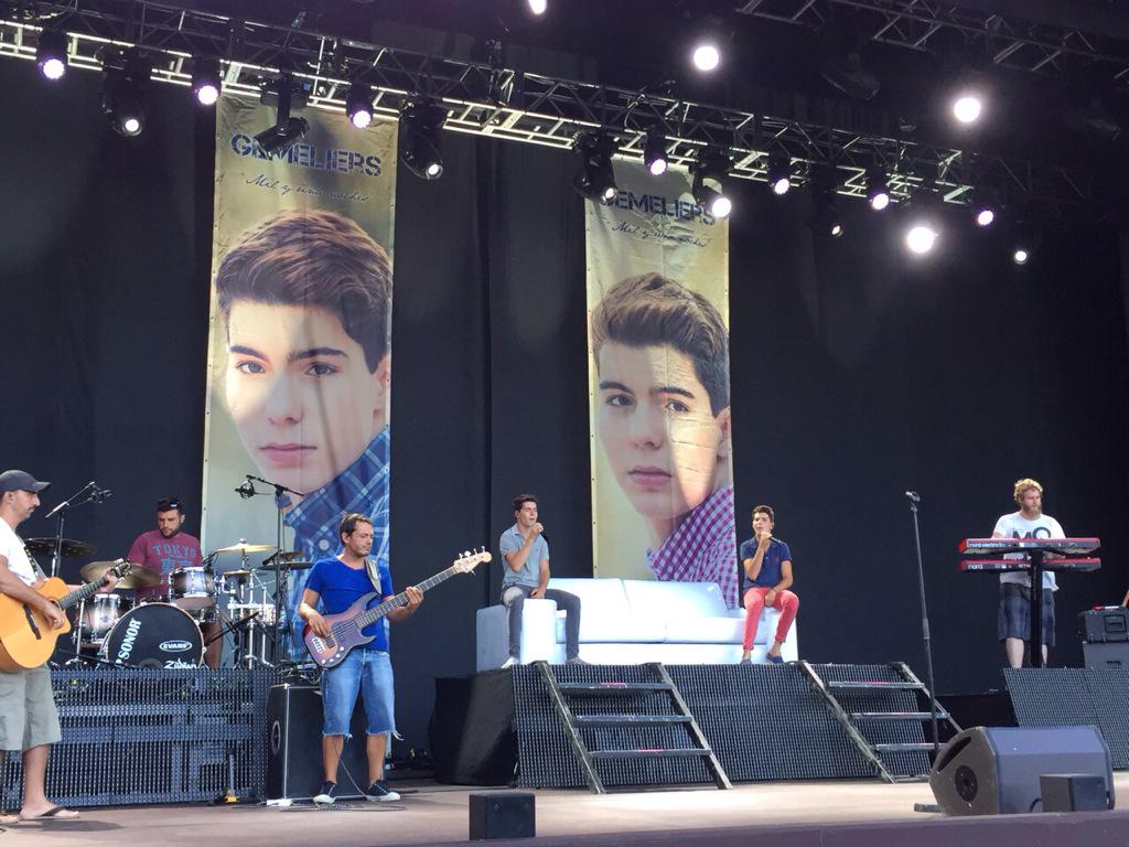 CapRoigFestival's tweet photo. Ensayo de @GemeliersMusic va a ser una noche que sus fans nunca olvidarán!!👏❤️ #caproig15 #gemeliers http://t.co/isWxITD4ki
