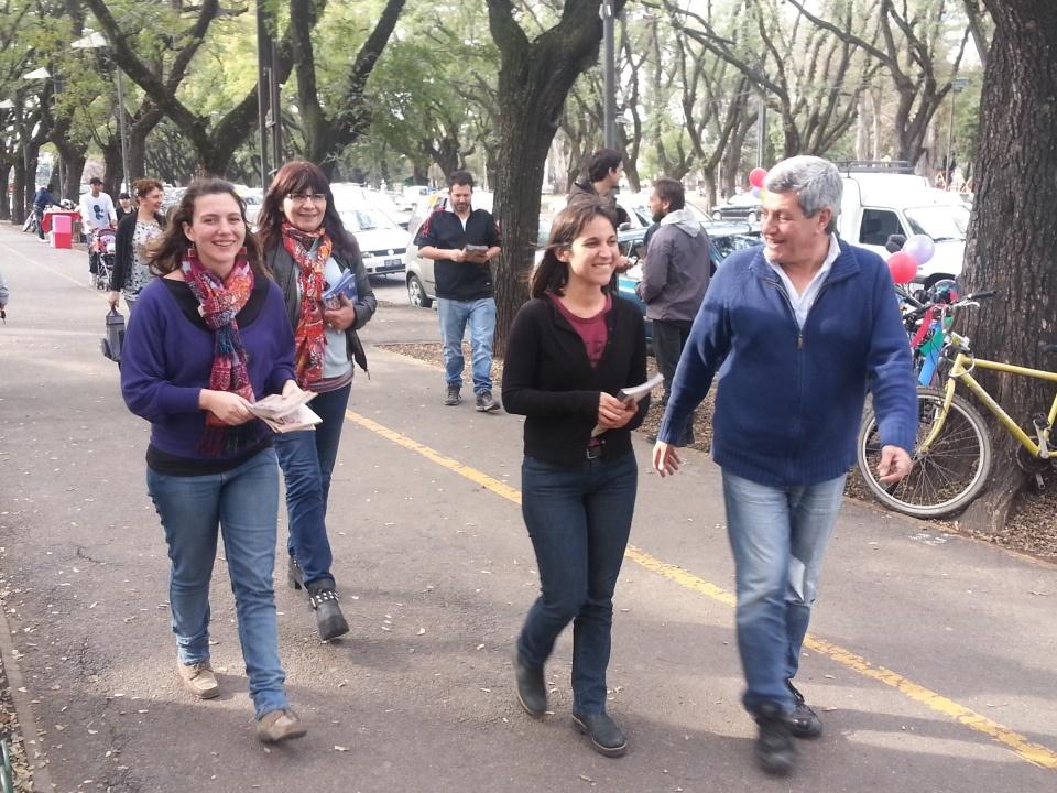 victordegennaro's tweet photo. Repartiendo volantes y charlando con los vecinos de #Rosario @Letiquagliaro @FrenteSP2015 http://t.co/kluvf74rOr