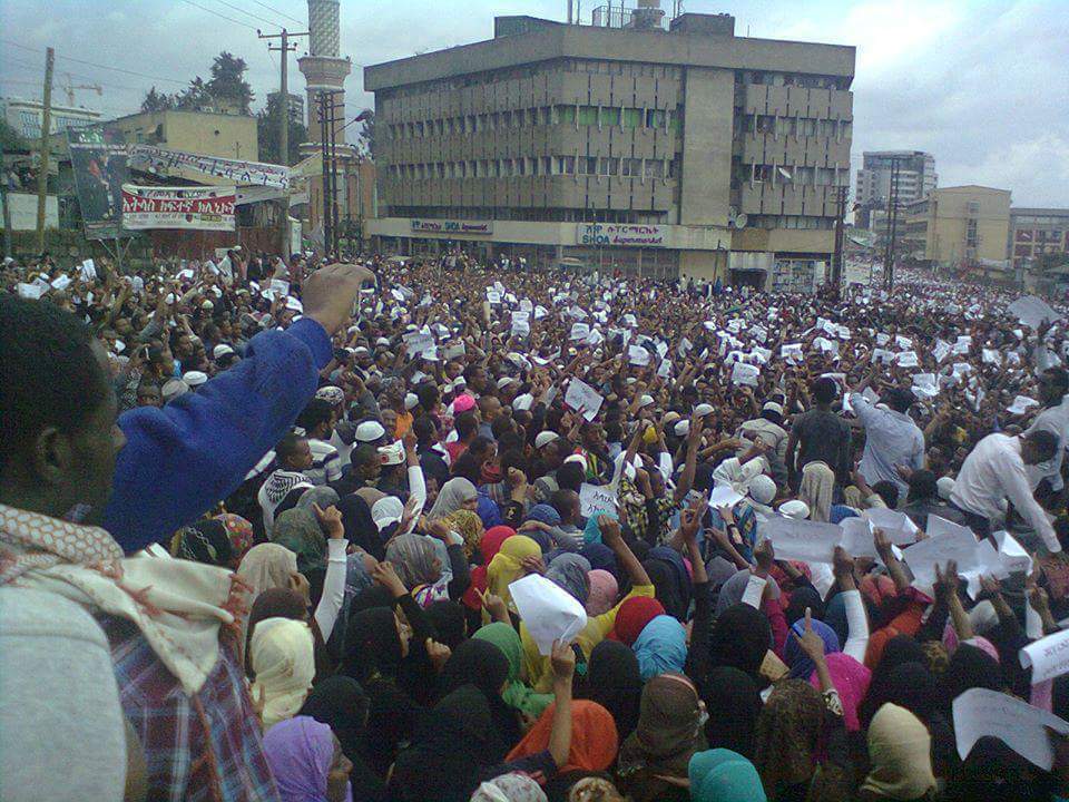 مسلمو اثيوبيا يعيشون مأسة حقيقية رغم كثرتهم
#احفاد_النجاشي_في_الفتنة 
<a href="/kasimf/">فيصل القاسم</a> <a href="/DimtsachinYisem/">ድምፃችን ይሰማ!</a> <a href="/AJArabic/">قناة الجزيرة</a>