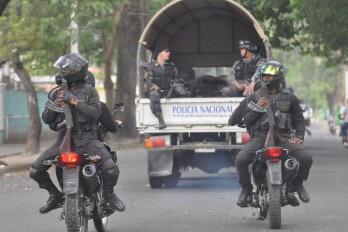 asrj23's tweet photo. @bolivarvalera @MasRoberto11 llegando al programa boli por cualquier chisme de la próxima reina... http://t.co/eRV91GLwbd