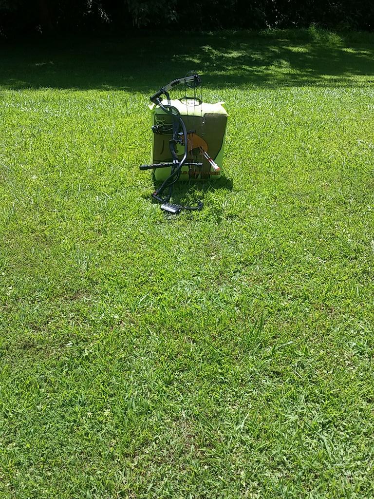 BubTackett's tweet photo. Black Betty and I are slinging some sticks today. @HOYTARCHERYInc #carbonelement #Rocket http://t.co/qqdu6P0NeK