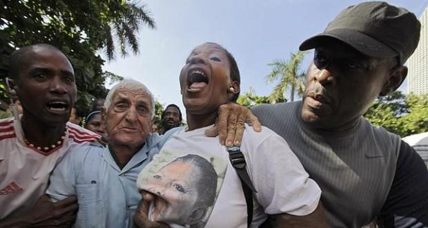 diariodecuba's tweet photo. #Cuba: "No solo mandan policías a golpear, si no a las turbas descontroladas" http://t.co/osIHO0T9xF http://t.co/4eZPSnviQi