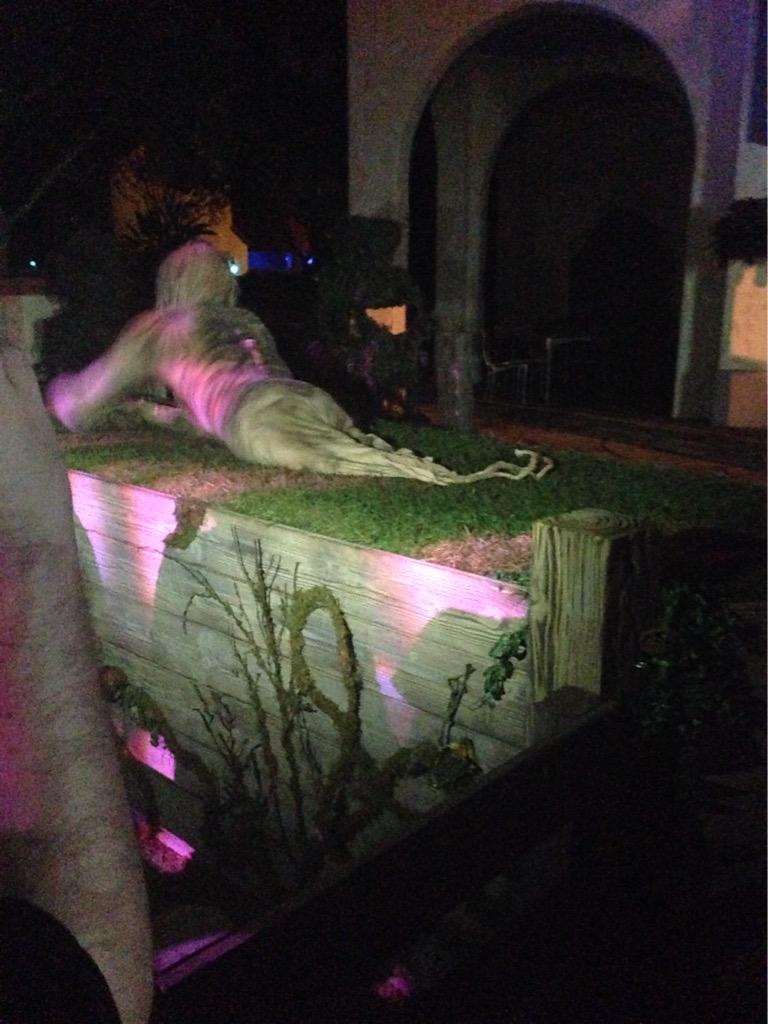 Lisy1208's tweet photo. @HorrorNightsORL #hhn23 gets me every time....how? Just how? 😬 http://t.co/LWqFnD4Udu