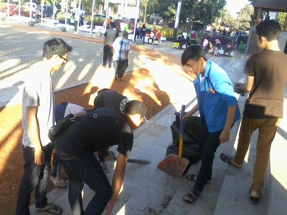 setha_bhakti's tweet photo. @ridwankamil Bentuk kepedulian Sosial Pemuda Cigending U/ Alun-alun Ujungberung. 2 Agustus 2015. @kartaBDG http://t.co/7B1NklMEEd