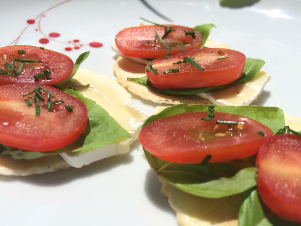 WellnessStudioM's tweet photo. Have a healthy and happy snacking: wafer thin crackers with Brie and cherry tomato with basil. Bon Appetite! http://t.co/UDTIcdn0Bi