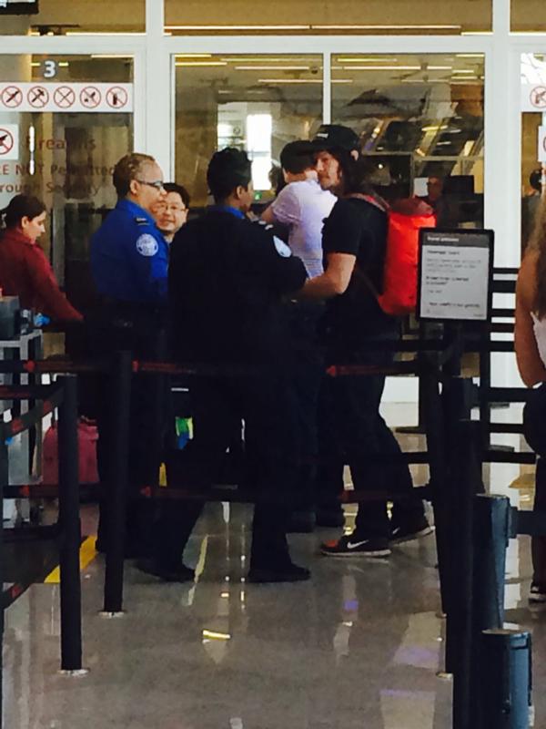 Look at Reedus charming the #TSA employees! #sonostripsearch? RT<a href="/RikardoDiaz4/">Riko Smooth</a> <a href="/wwwbigbaldhead/">norman reedus</a> saw you at ATL airport