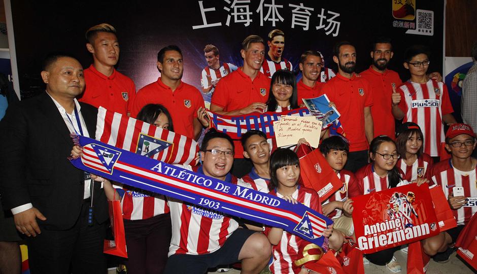 Torres's tweet photo. Feliz por el increíble recibimiento de la afición en Wanda Plaza #LaLigaWorld #ForzaAtleti http://t.co/RDXo9dM6V1