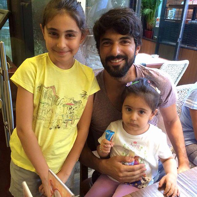 kpaengin's tweet photo. New #EnginAkyürek at Bağdat Cadesi in Restaurant ❤❤❤❤
#hanrestaurant #cadde #bağdatcaddesi #KaraParaAşk http://t.co/P0vDpW8s0z