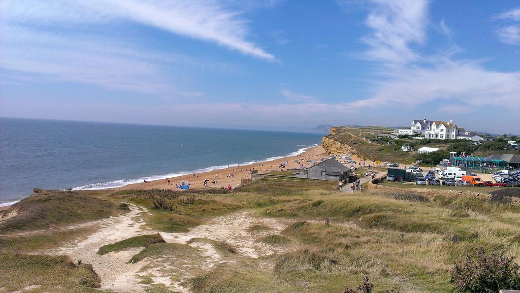 Clum's tweet photo. Sunny day at Burton Bradstock #lovethecoast http://t.co/hpR7MafxtA