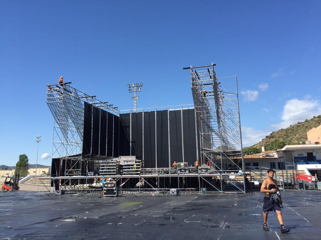 Zion_Std's tweet photo. Lo mejor de nuestro trabajo es ver disfrutar al público, como ayer en #LaValldUixó con @MelendiOficial!! #prevenZion http://t.co/vSalePmVcj