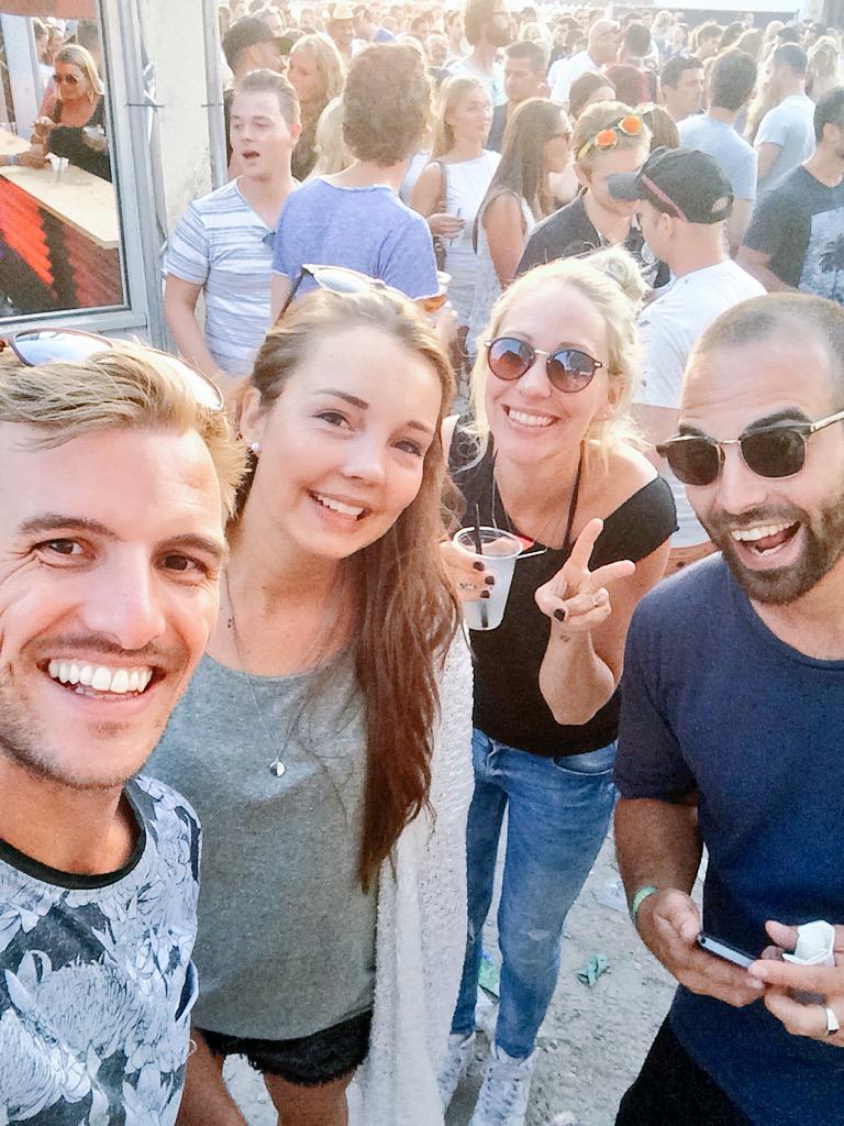 SaskiaWeerstand's tweet photo. Kusjes vanaf #solar2015 - en nu piepende bandjes naar h'sum voor een nieuwe #VierSas op #3FM http://t.co/G9eAXVZ4Zu