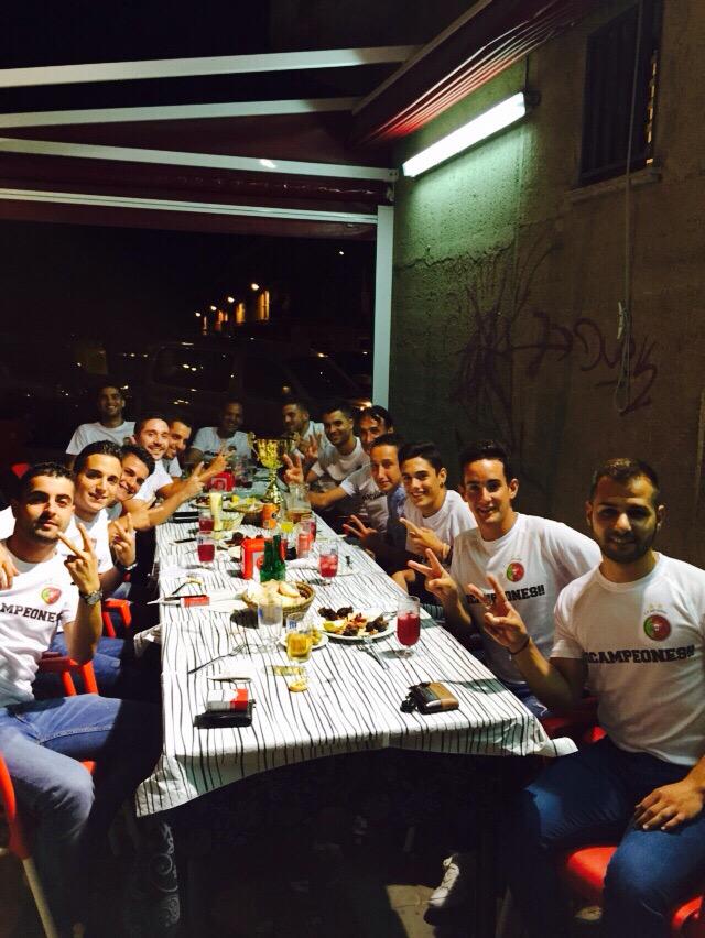 loslusosbullas's tweet photo. Y anoche cena y celebración oficial del Cto. El año que viene más... #LosLusos #Bicampeones 🏆🏆✌🏻️ http://t.co/mhL7KapGIi