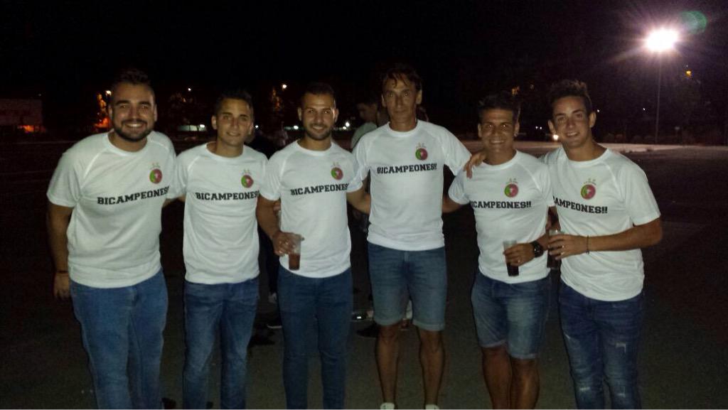 loslusosbullas's tweet photo. Y anoche cena y celebración oficial del Cto. El año que viene más... #LosLusos #Bicampeones 🏆🏆✌🏻️ http://t.co/mhL7KapGIi