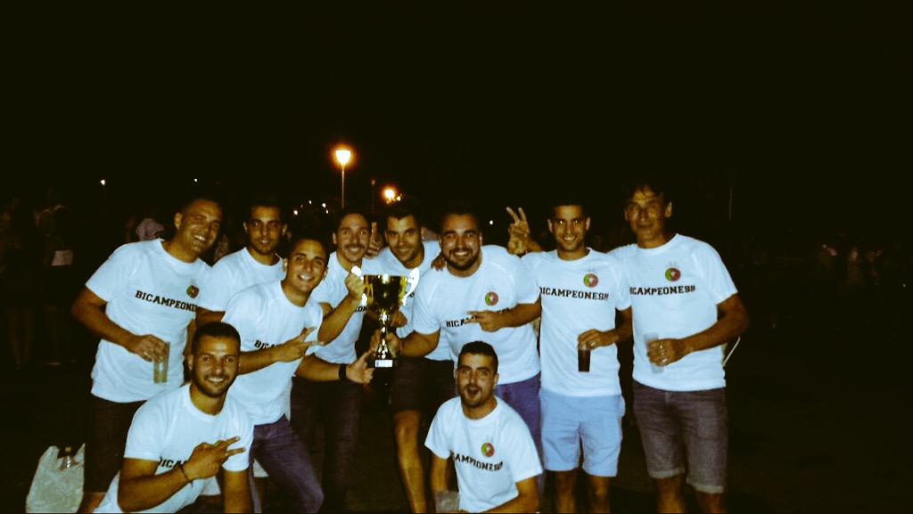 loslusosbullas's tweet photo. Y anoche cena y celebración oficial del Cto. El año que viene más... #LosLusos #Bicampeones 🏆🏆✌🏻️ http://t.co/mhL7KapGIi