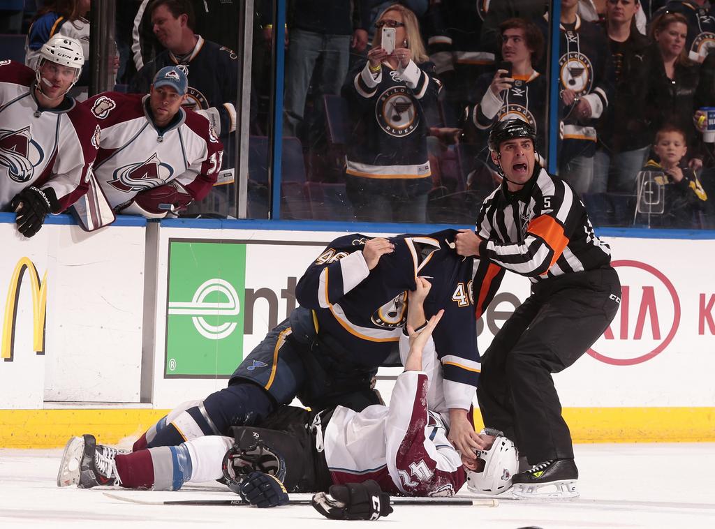 hoppi8507's tweet photo. Ref panics as player loses head http://t.co/aScT14jorX