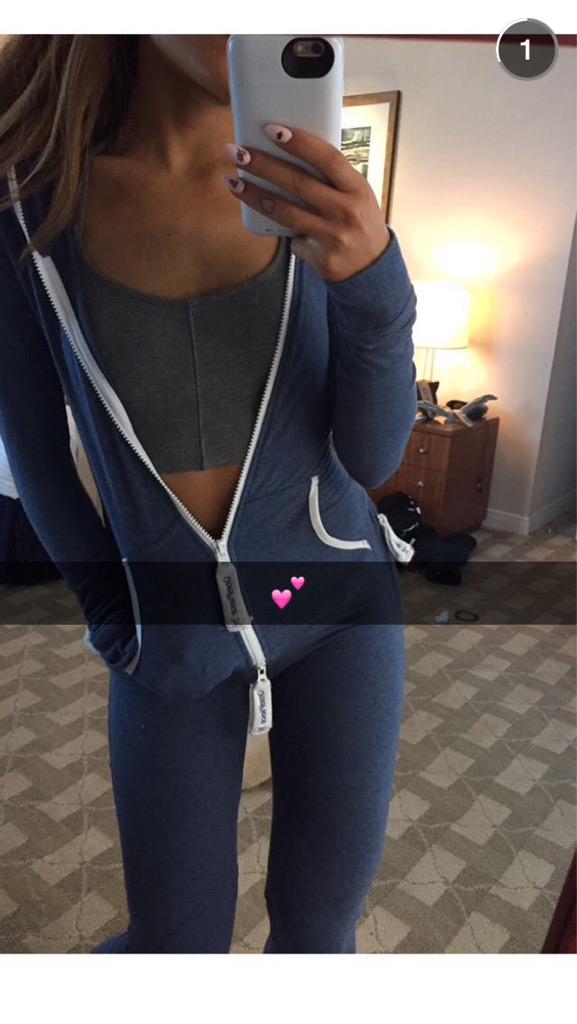 disintegrxting's tweet photo. Ariana Grande is literal body goals. #thinspo http://t.co/OF5X1KqtX7