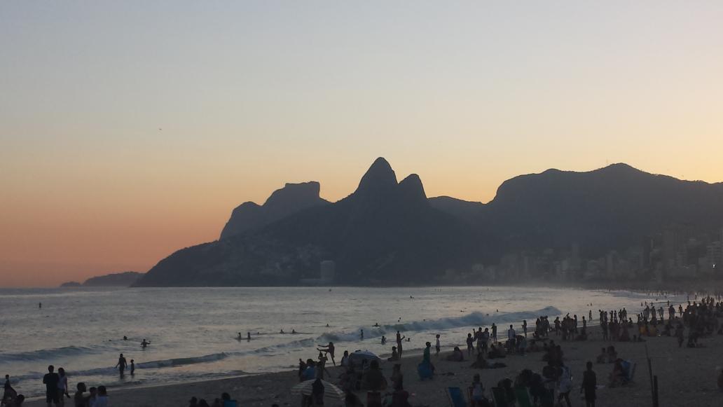 KPRC2Andy's tweet photo. Sunset at #Ipanema beach 5:31pm .@KPRC2 #WinterinRio #Road2Rio #kprc2 http://t.co/vuDeUZl5Qu