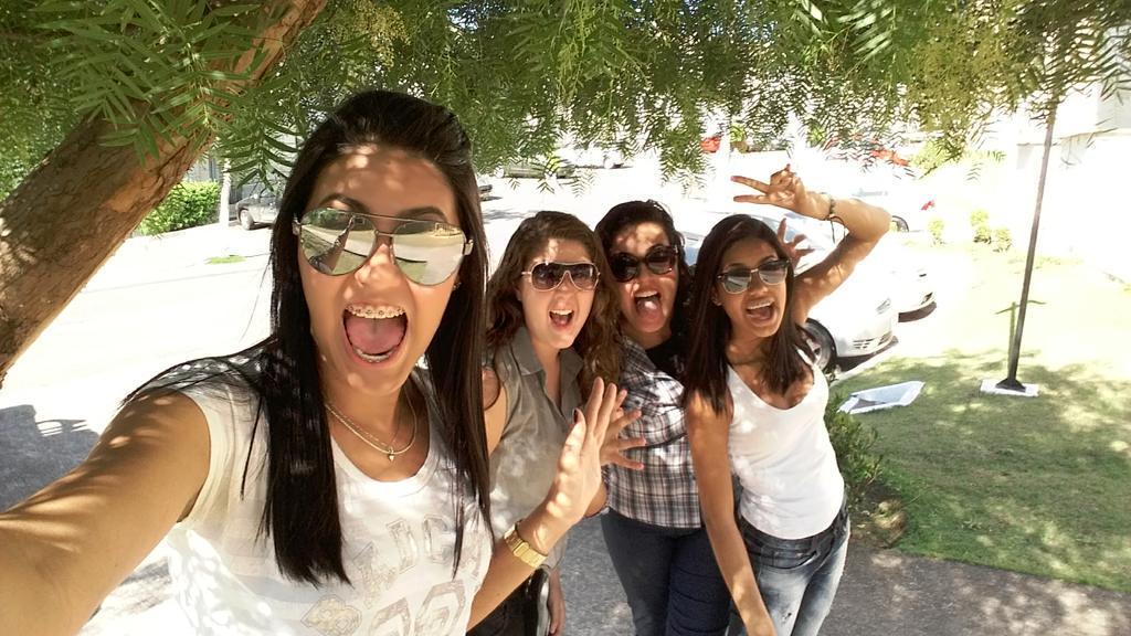 ju_ru_be_ba's tweet photo. Um dia bom? Aparente sim! As amo, mais meu eu estava gritando por dentro! #comimuito, meu coração dói.. http://t.co/f2Zfq3AOoV