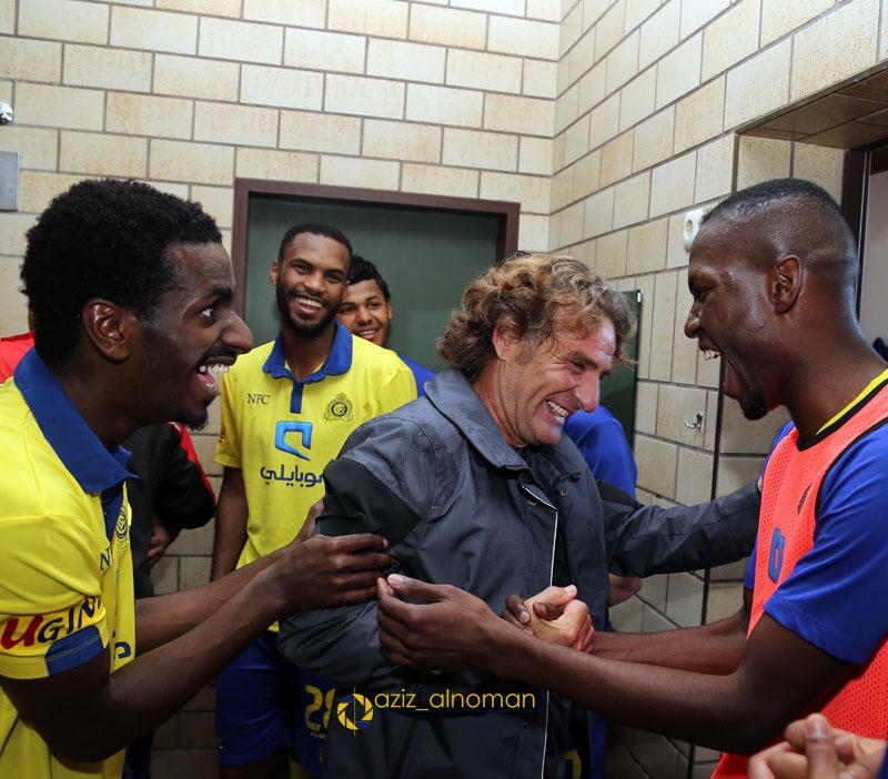 55055majed's tweet photo. الداهيه كارينيو مدرب النصر السابق مع نجوم النصر قبل مباراة السد الوديه 💛💙
http://t.co/DS1NcKXQ5X