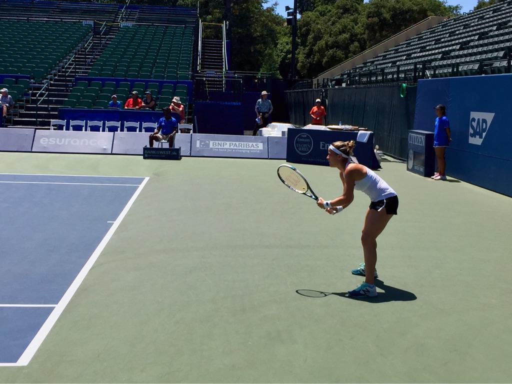 Out here <a href="/BOTWClassic/">BOTW Classic</a> watching <a href="/Gibbsyyyy/">Nicole Gibbs</a> on home soil👍🏼🎾 RT help <a href="/USTASoCal/">ustasocal</a> win10k &amp; American 🎾#returntheserve #LA