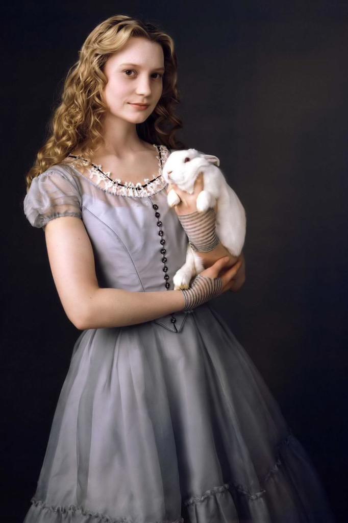 beautyofcinema's tweet photo. Portraits of Alice, the Red Queen, and the White Queen for Alice in Wonderland (2010) by Mary Ellen Park http://t.co/iPyGLysv2n